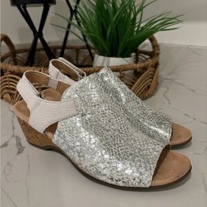 Vionic Paradise Tatiana Metallic Snakeskin Slingback Wedge Sandal Womens Size 7